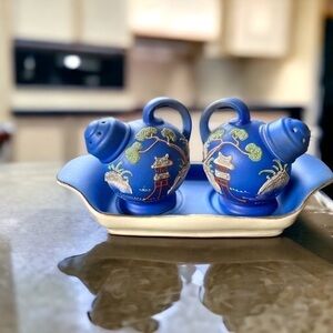 The Hinode salt and pepper shakers, vintage, made in Japan, excellent condition